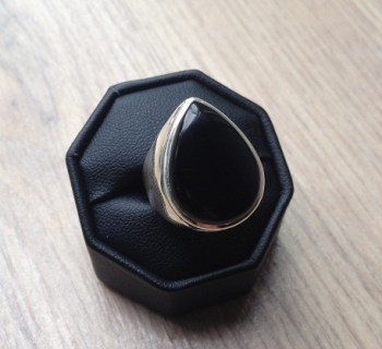 Zilveren ring met brede zwarte Onyx druppel maat 17.7 mm